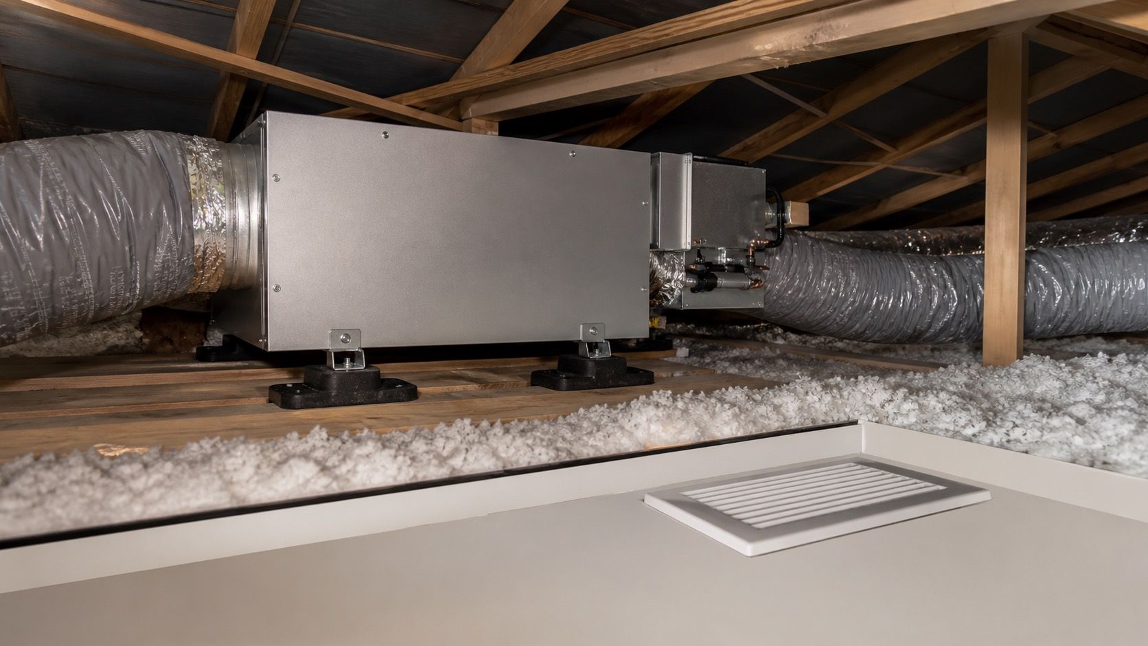 Gainable en comble : caisson sur plots antivibratiles, gaines isolées, bouche de soufflage encastrée au plafond