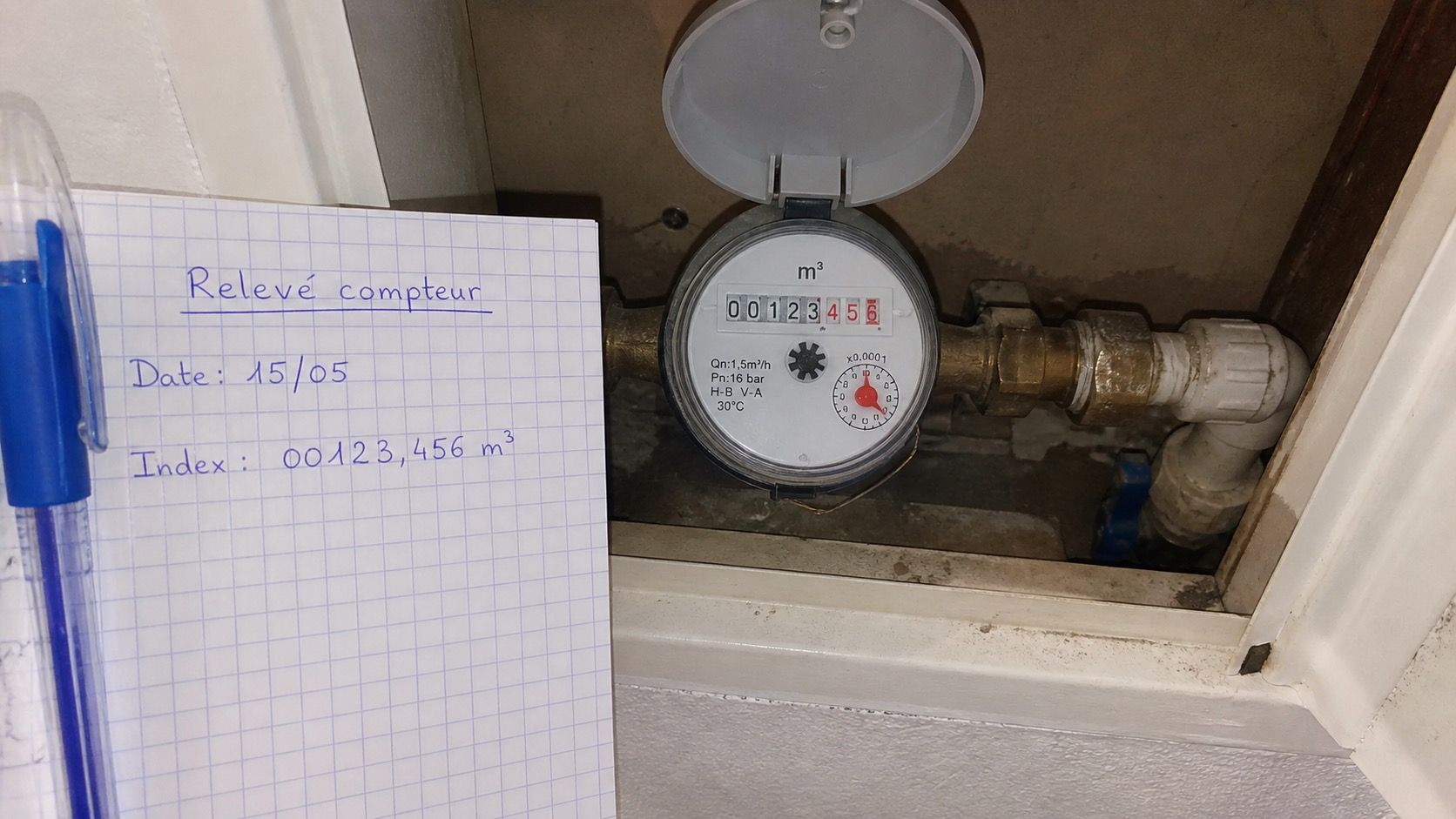 Relevé de compteur divisionnaire dans une gaine palière, cadran lisible et carnet de relevé